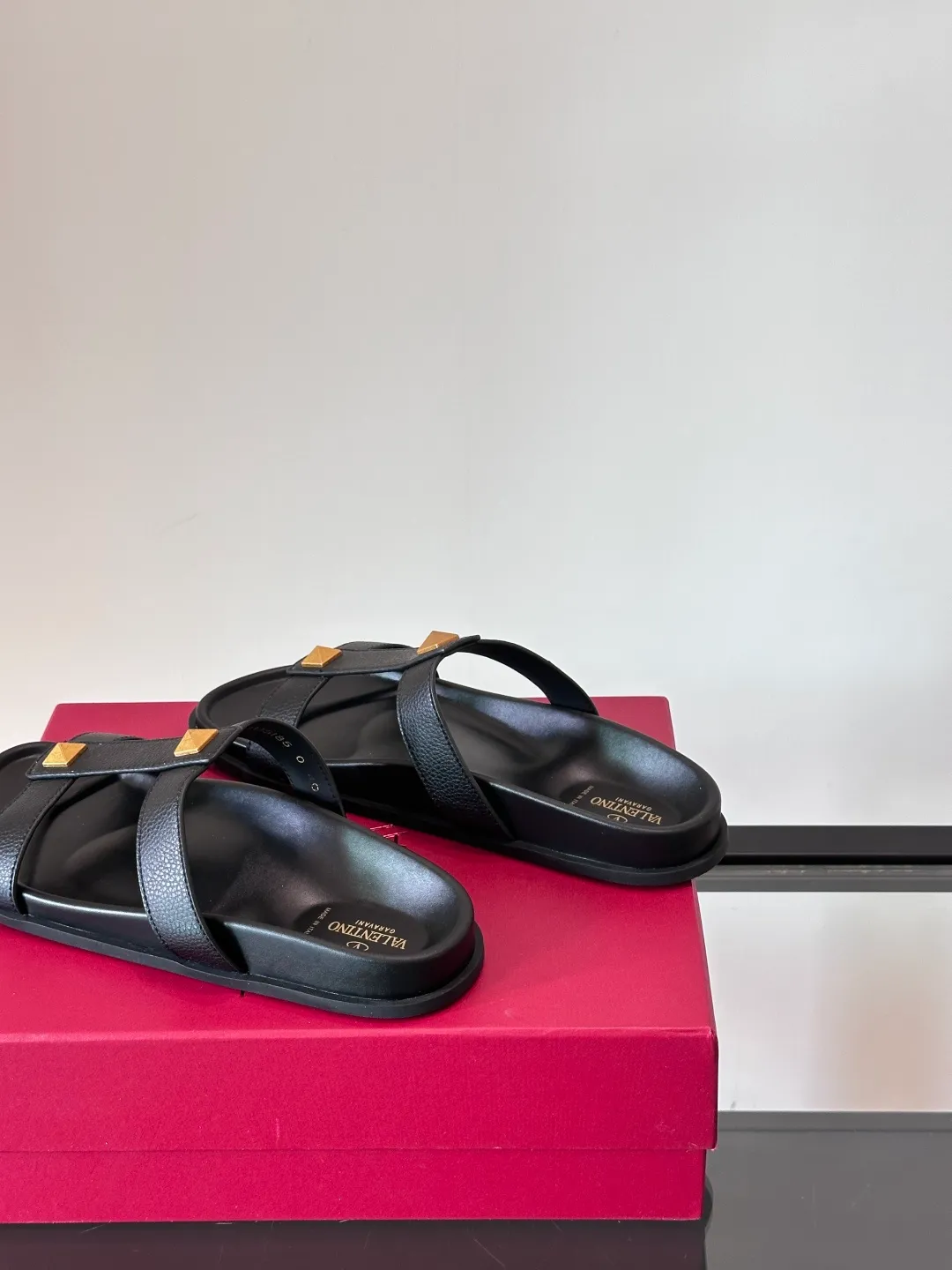 Men's shoes 💰p320 "VALENTINO" Valentino Men's 🧍‍♂️ Spring and summer new style metal rivet flat slippers, elegant sandals, the same style worn by celebrities, original molding, imported calfskin. Rubber outsole. Soft and durable, full set of counter packaging size: 39-44 (customized at 38.45.46)